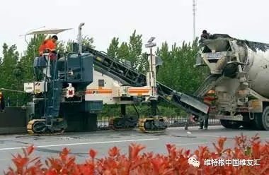 混凝土防撞護(hù)欄僅需一臺機(jī)器即可實(shí)現(xiàn)連續(xù)攤鋪?zhàn)鳂I(yè)，結(jié)構(gòu)物一次性成型，經(jīng)濟(jì)高效。