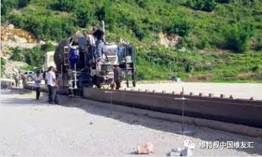 機(jī)器轉(zhuǎn)向系統(tǒng)的電子傳感器追蹤沿結(jié)構(gòu)物設(shè)置的基準(zhǔn)線。可以選裝維特根新型 AutoPilot 自動導(dǎo)航系統(tǒng)