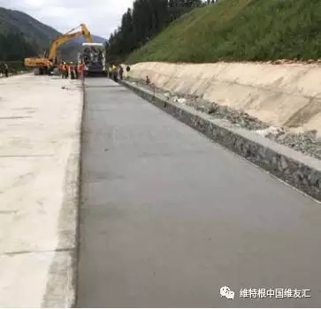 SP 25 一臺機(jī)器即可實(shí)現(xiàn)混凝土路面連續(xù)攤鋪?zhàn)鳂I(yè)，穩(wěn)定的機(jī)器性能及高效的生產(chǎn)率， 保證攤鋪?zhàn)鳂I(yè)的日產(chǎn)量和施工質(zhì)量