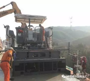 混凝土經(jīng) SP 25 機(jī)身配有的多根高頻振搗棒進(jìn)行振 搗和密實(shí)后，由后掛模具一次性擠壓成型，形成密 實(shí)度高而且骨料分布均勻的混凝土路面